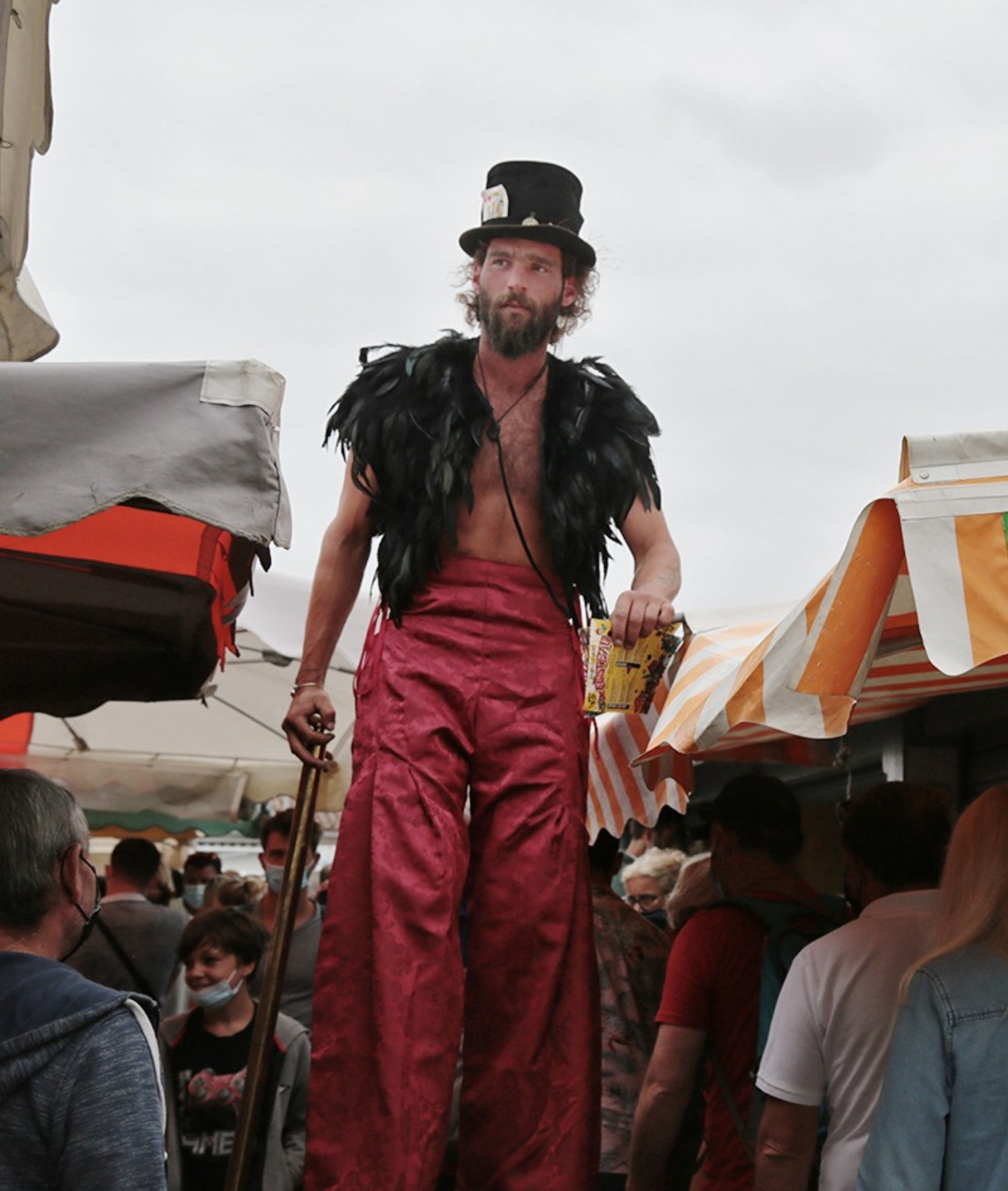 Crieur public échasses, monsieur loyal. Cie philousouphique