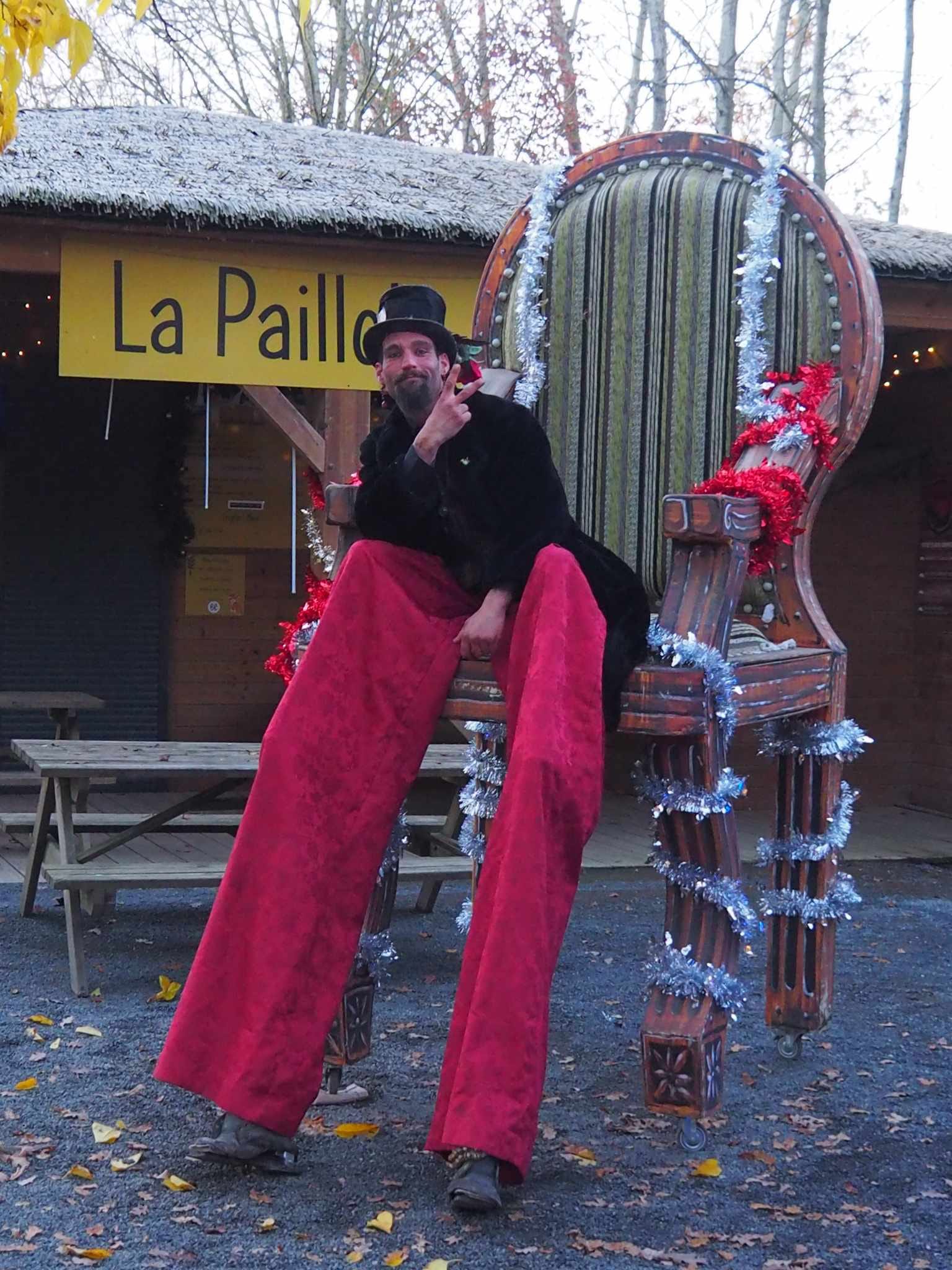 Crieur public sur échasses , trône de noël.Cie philousouphique